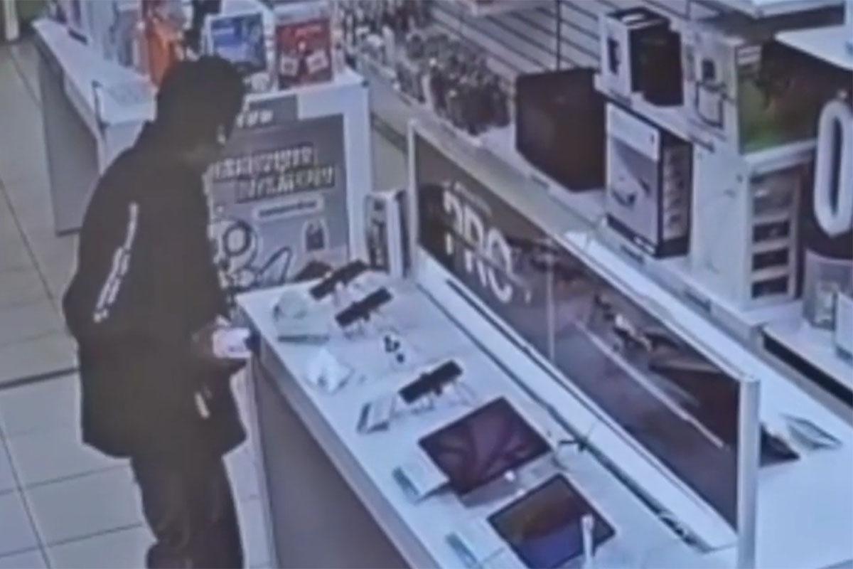 當確認四周無人竊賊隨即出手,取走當時仍在發光的展示機。(閉路電視影片截圖)
