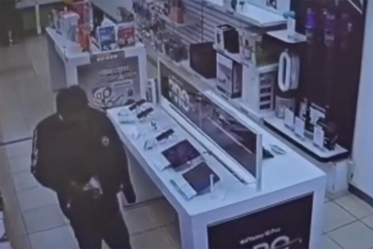 竊賊得手後隨即逃離現場。(閉路電視影片截圖)