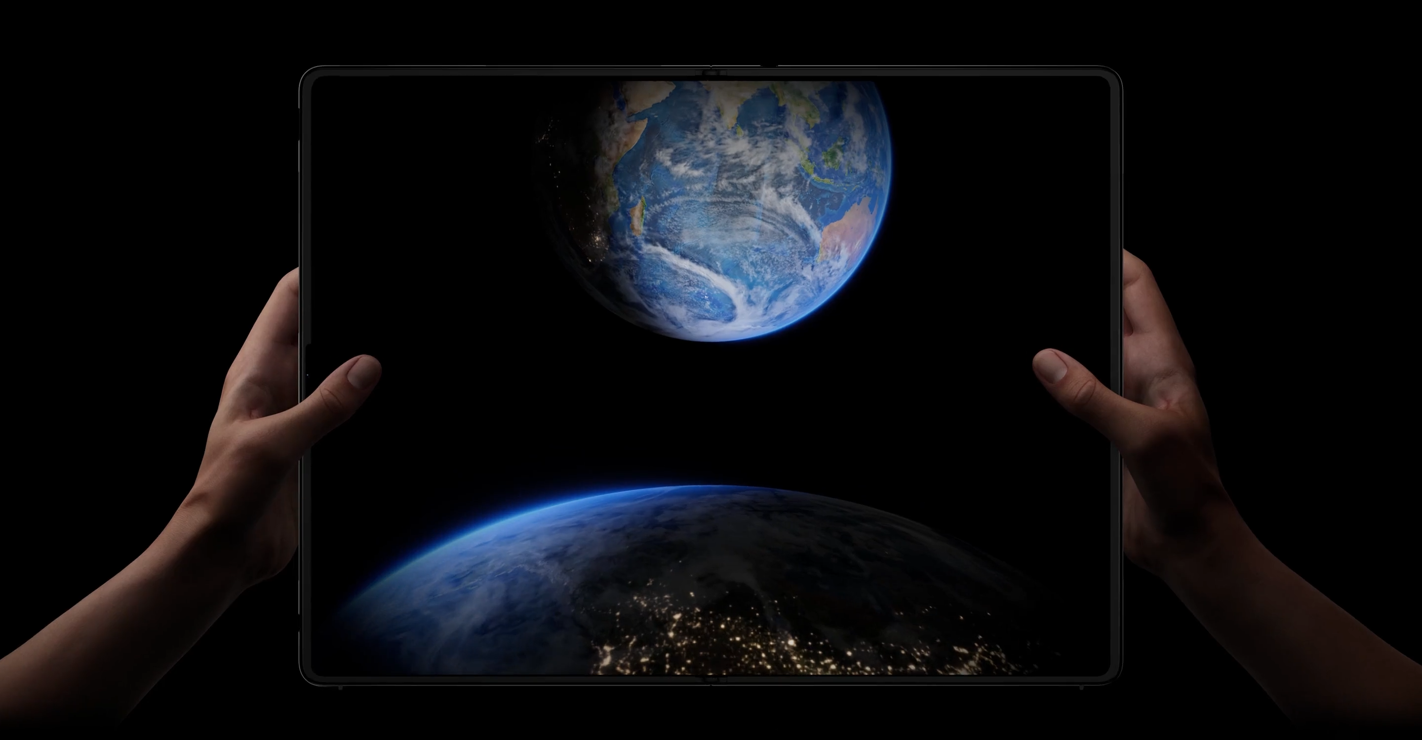 HUAWEI MateBook Fold Ultimate Design打開後有18吋屏幕。