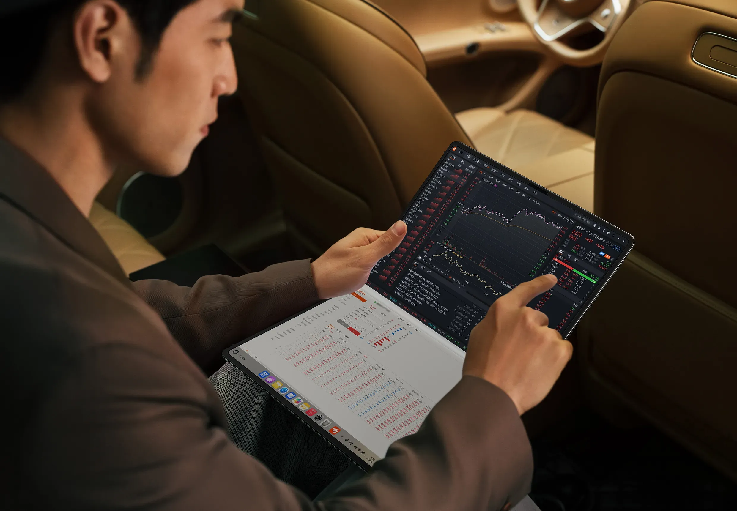 HUAWEI MateBook Fold Ultimate Design以中軸為界。