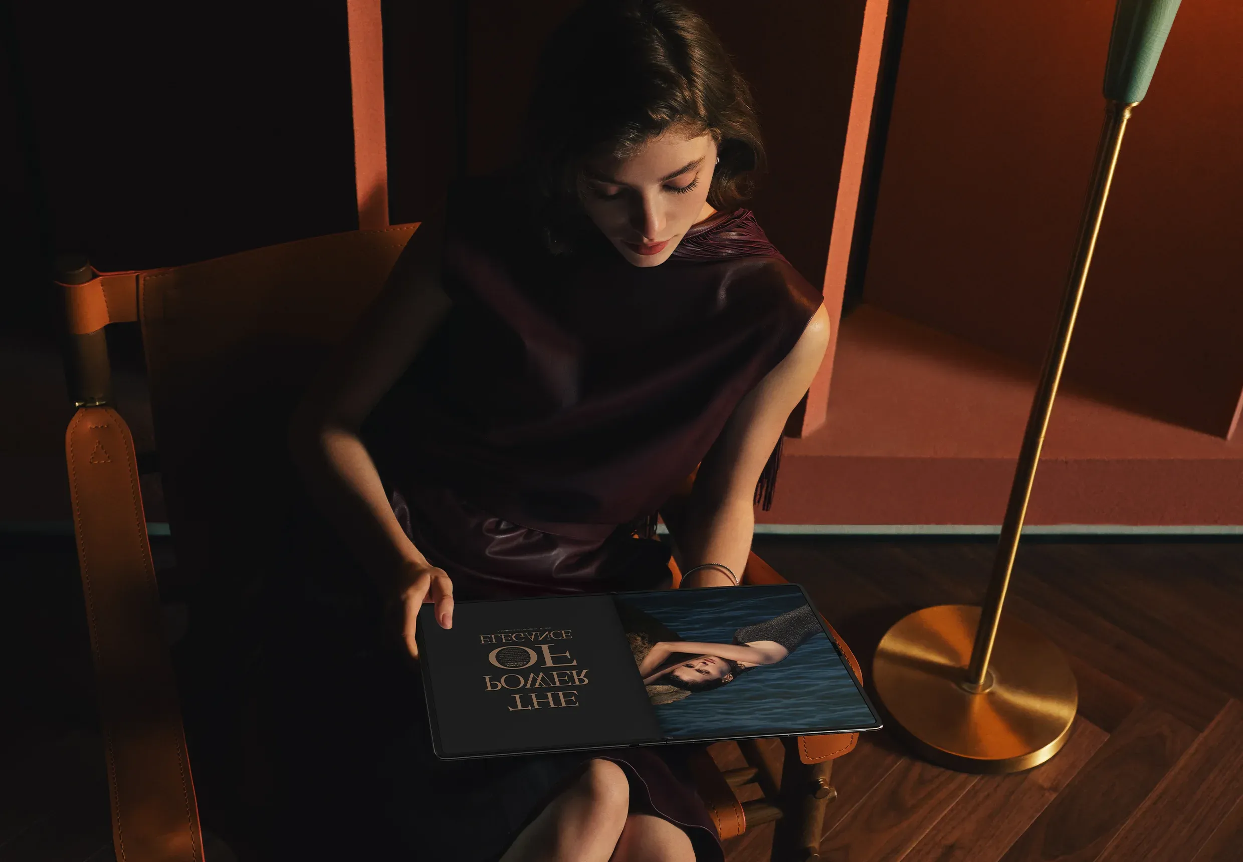 HUAWEI MateBook Fold Ultimate Design可鋪滿上下兩屏,進入瀑布全屏模式。