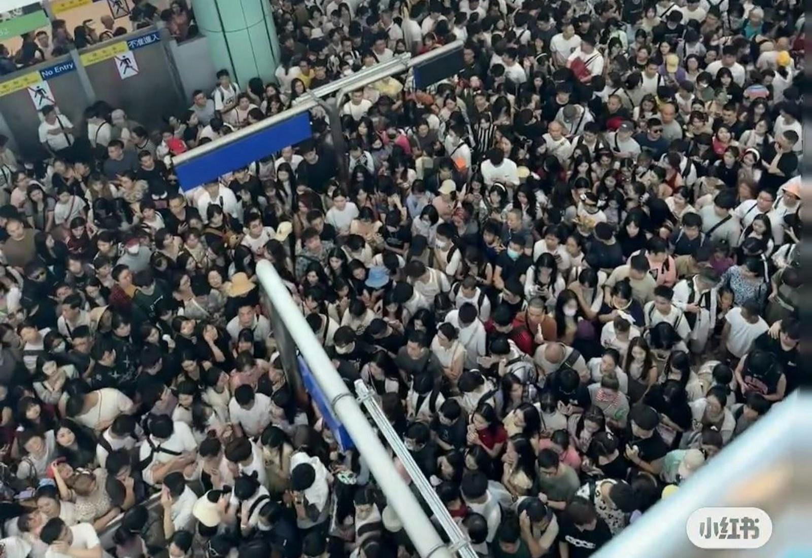 落馬洲站迫爆網絡崩潰,一度毋須拍卡出閘(小紅書圖片)