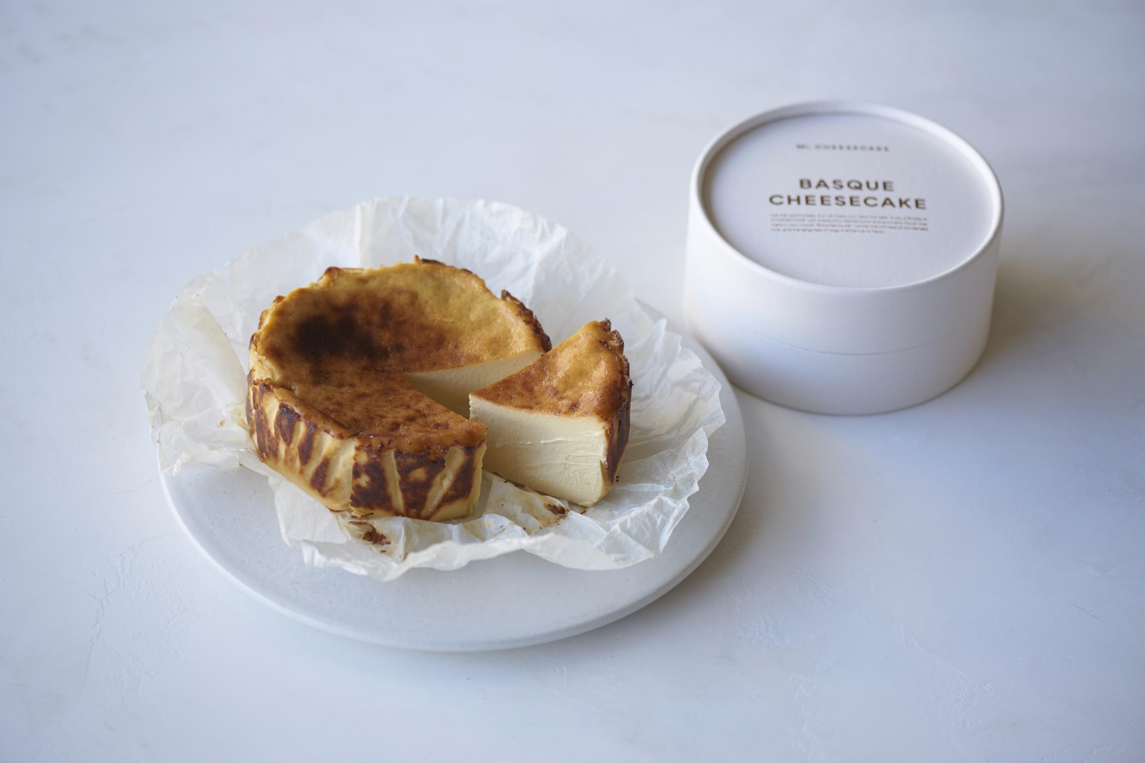 Mr. CHEESECAKE 製作的巴斯克芝士蛋糕經高溫烤焗,讓焦化牛油、雲呢拿、黑糖等食材的香氣遍佈整個蛋糕。香 濃奶香源自忌廉芝士、乳酪和煉奶,加上乳酪粉讓口感更為細滑。