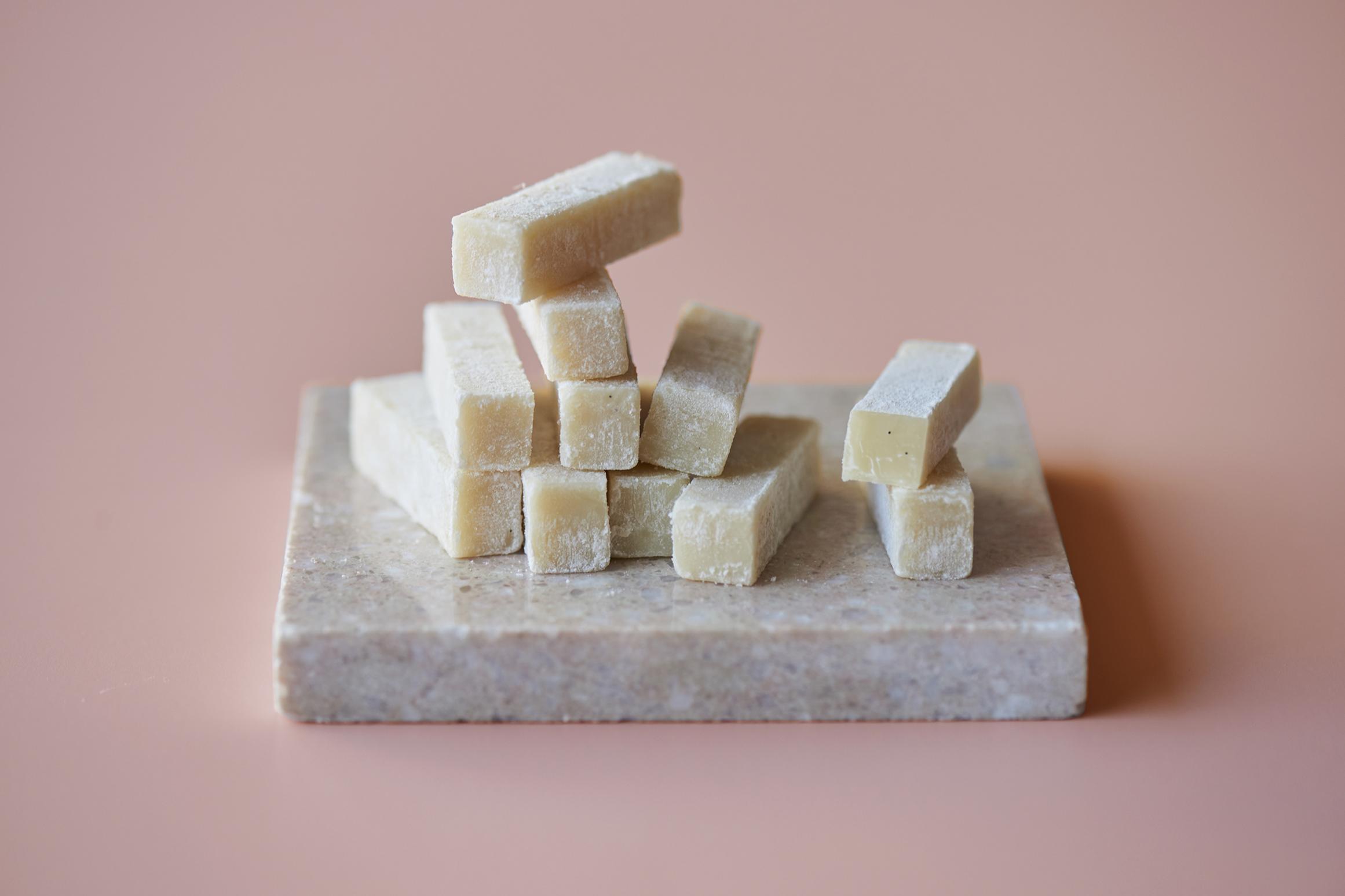 SILKY CHOCOLATE White Tonka HK$199