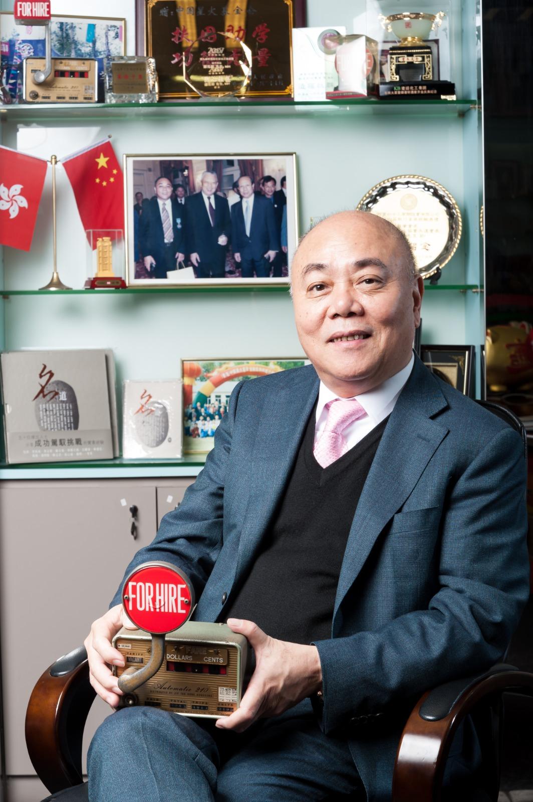 的士車行車主協會永遠會長兼主席、有「的士大王」之稱的忠誠車行創辦人鄭克和