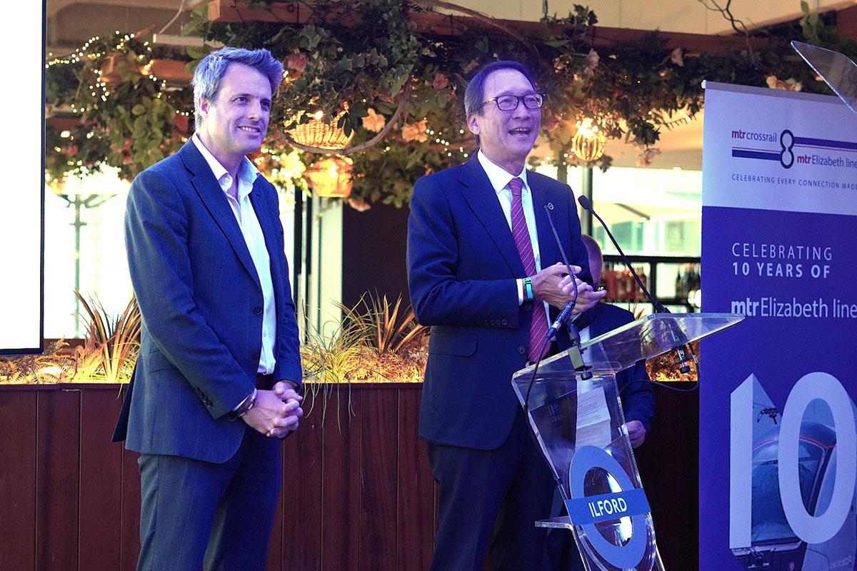鄧智輝(右)感謝MTREL員工多年來恪盡職守,為推動倫敦城市前行作出重大貢獻。(港鐵提供)