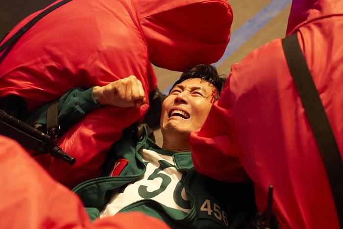 成奇勳被遊戲內工作人員制服,頭部出現明顯傷痕。