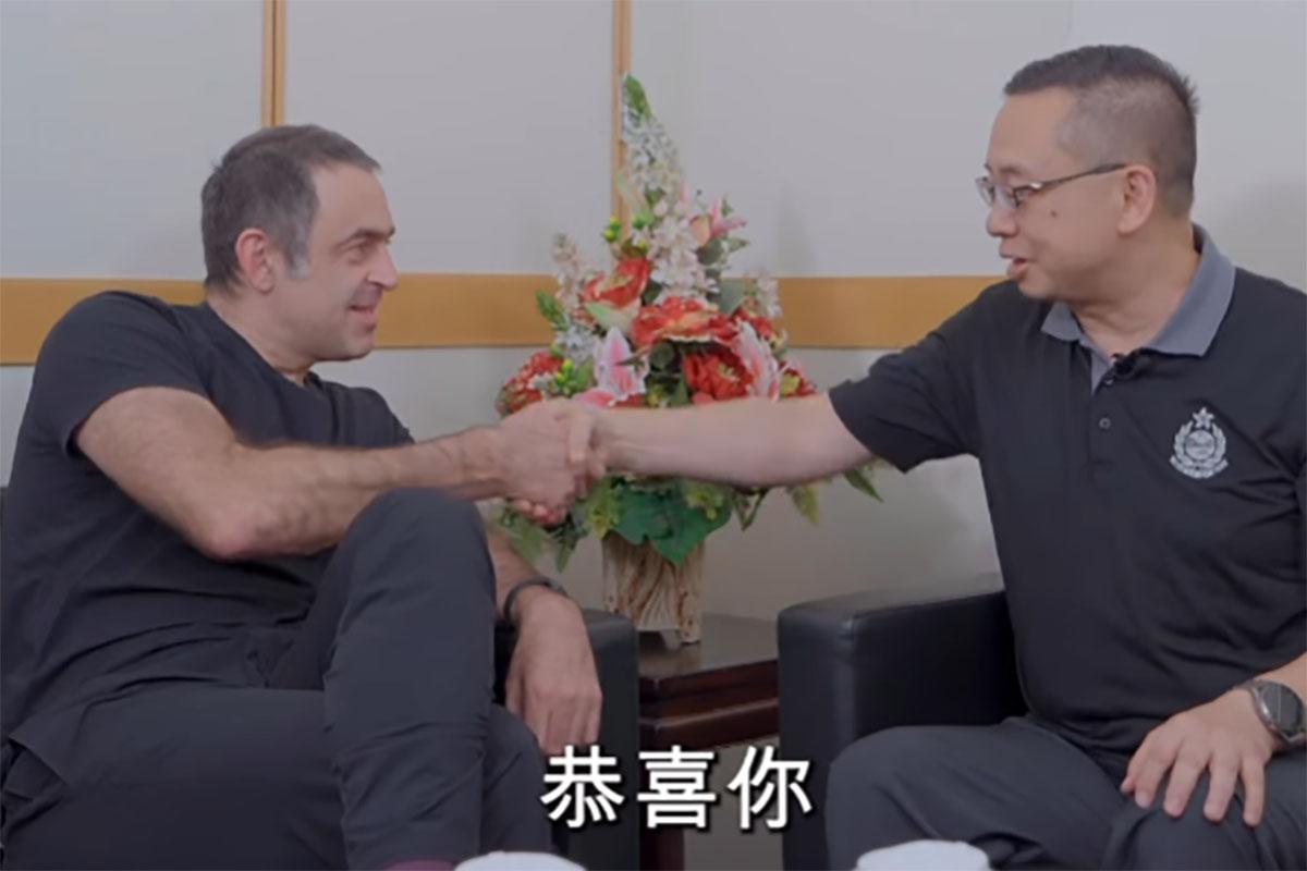 奧蘇利雲(左)曾與郭俊峯(右)拍攝有關優才計劃的短片。(入境處影片截圖)