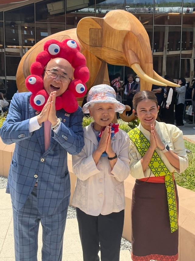 山田外美代參觀泰國館。(互聯網)