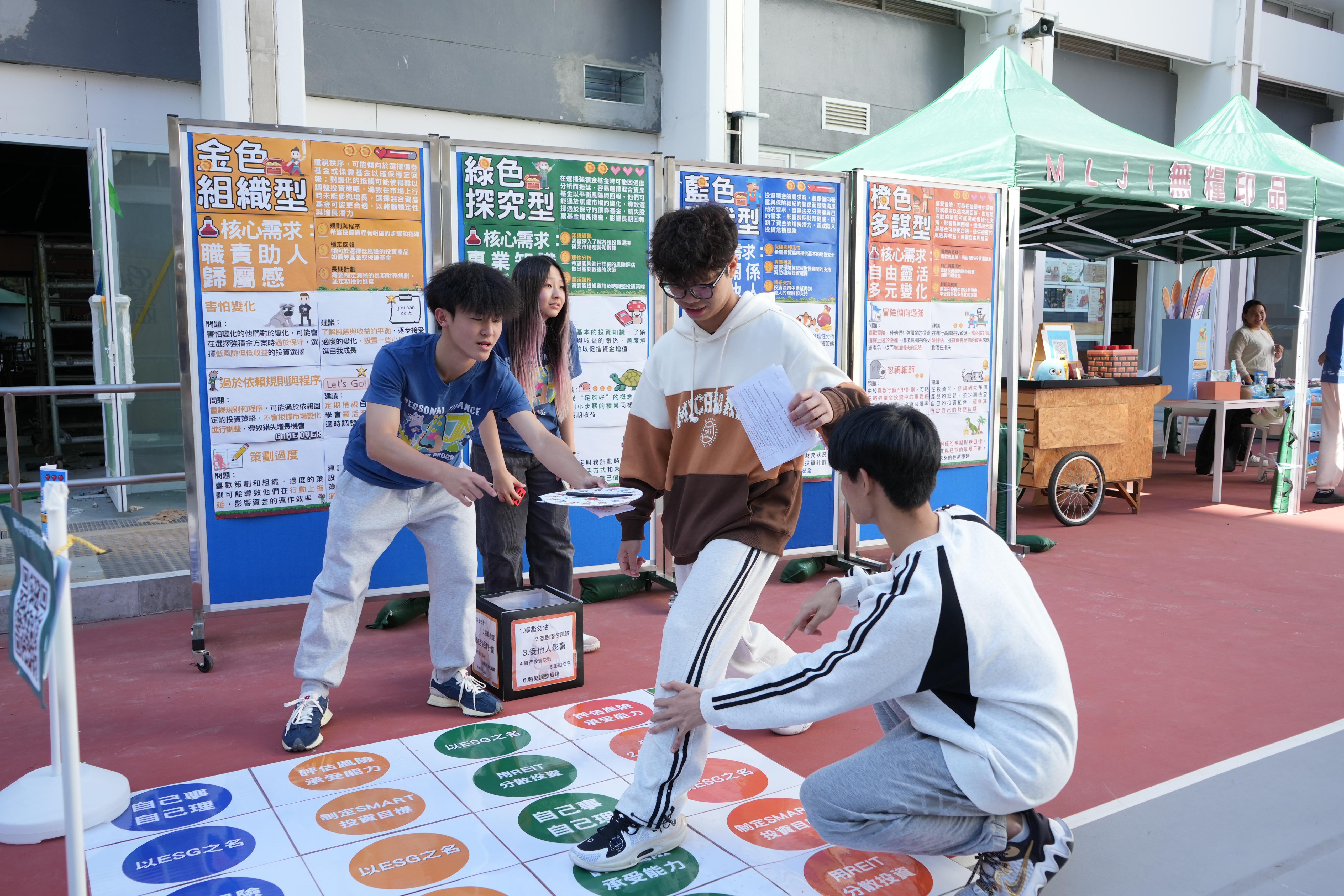 配合遊戲及展示板推廣防騙知識。(VTC圖片)