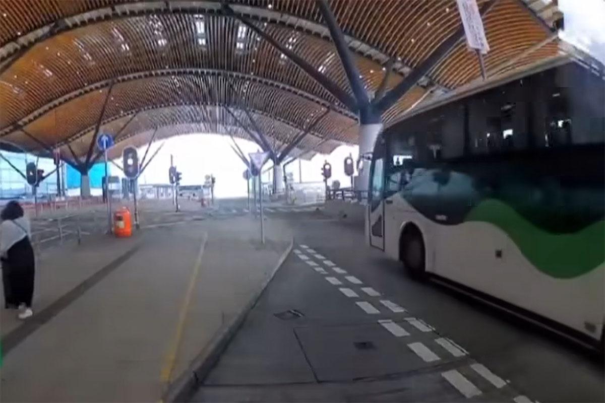 港珠澳大橋香港口岸旅檢大樓落客區有機場巴士與旅遊巴相撞,網上流傳事發一刻車Cam片段。(網上影片截圖)