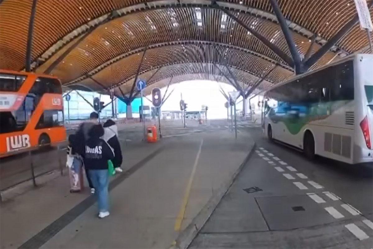 港珠澳大橋香港口岸旅檢大樓落客區有機場巴士與旅遊巴相撞,網上流傳事發一刻車Cam片段。(網上影片截圖)