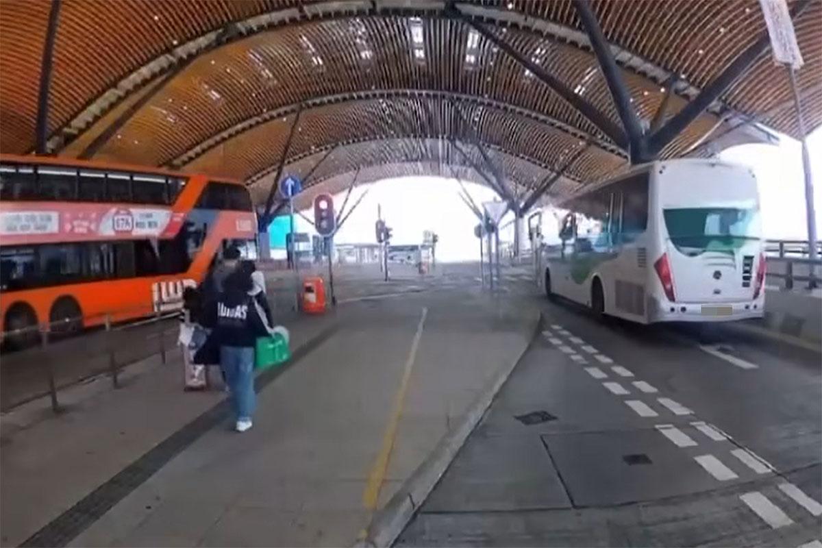 港珠澳大橋香港口岸旅檢大樓落客區有機場巴士與旅遊巴相撞,網上流傳事發一刻車Cam片段。(網上影片截圖)
