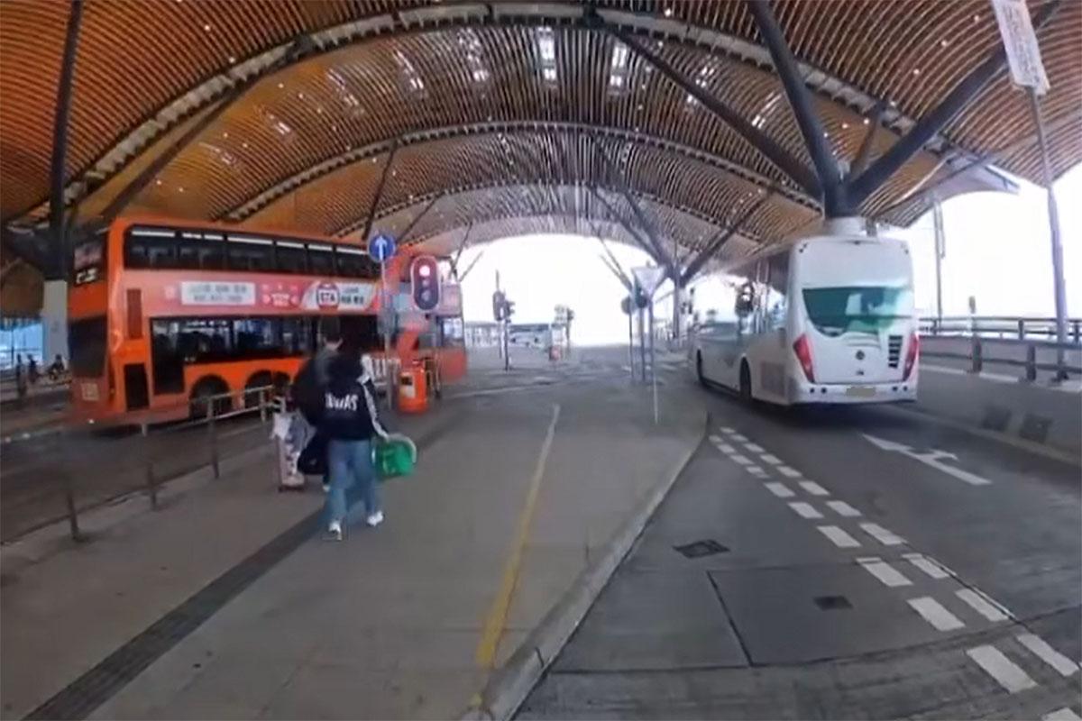 港珠澳大橋香港口岸旅檢大樓落客區有機場巴士與旅遊巴相撞,網上流傳事發一刻車Cam片段。(網上影片截圖)