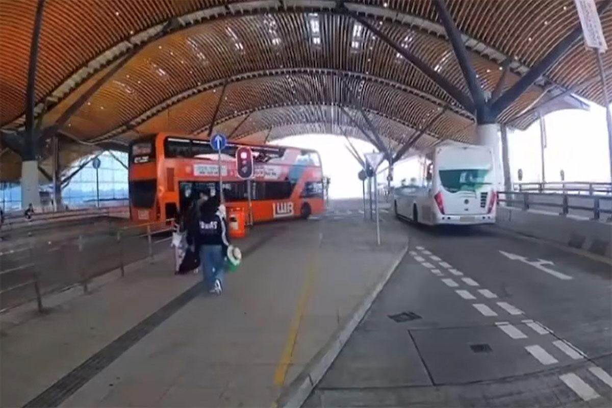 港珠澳大橋香港口岸旅檢大樓落客區有機場巴士與旅遊巴相撞,網上流傳事發一刻車Cam片段。(網上影片截圖)