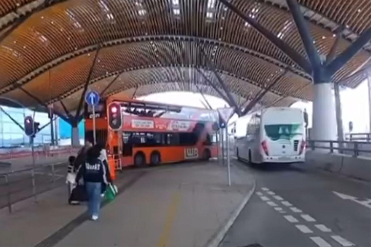 港珠澳大橋香港口岸旅檢大樓落客區有機場巴士與旅遊巴相撞,網上流傳事發一刻車Cam片段。(網上影片截圖)