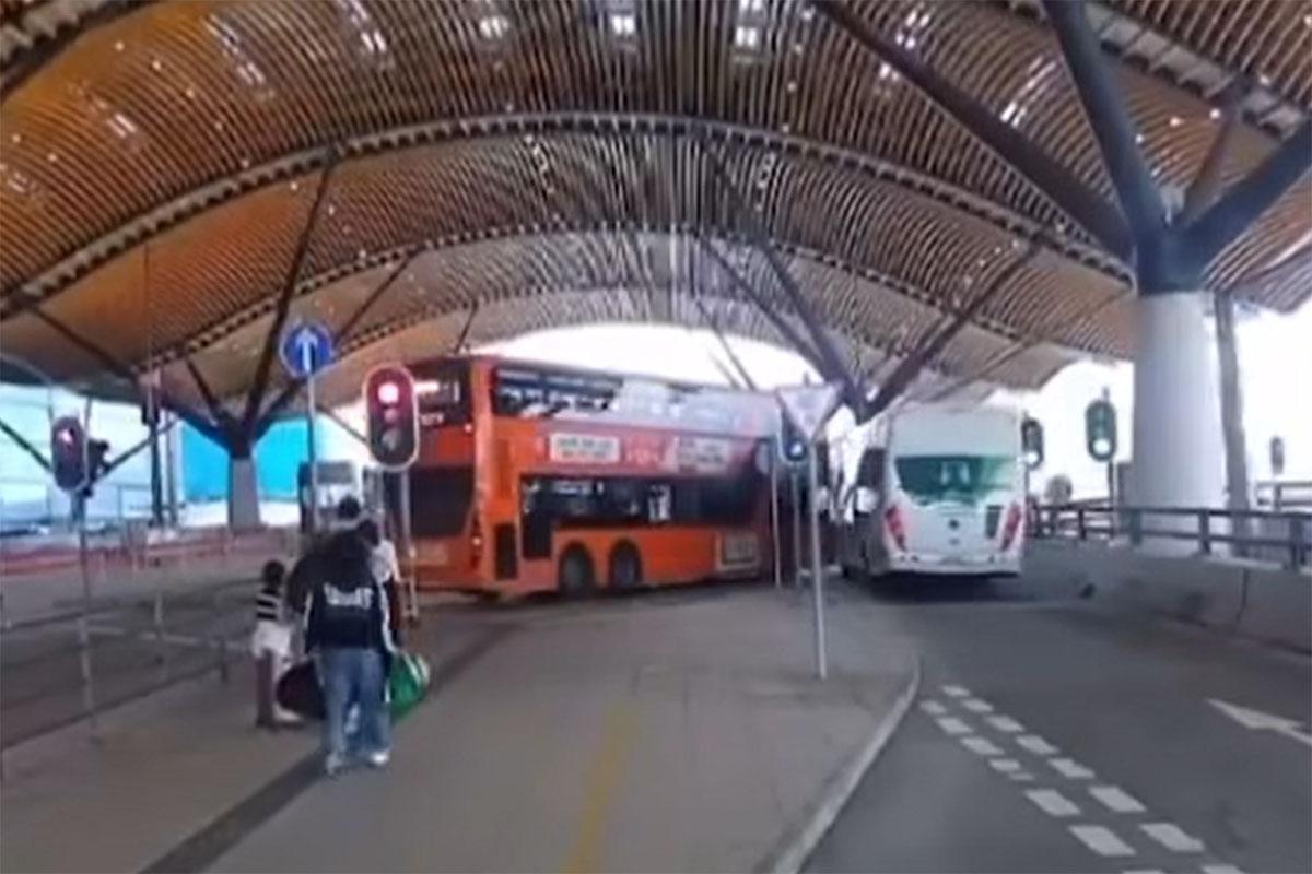 港珠澳大橋香港口岸旅檢大樓落客區有機場巴士與旅遊巴相撞,網上流傳事發一刻車Cam片段。(網上影片截圖)