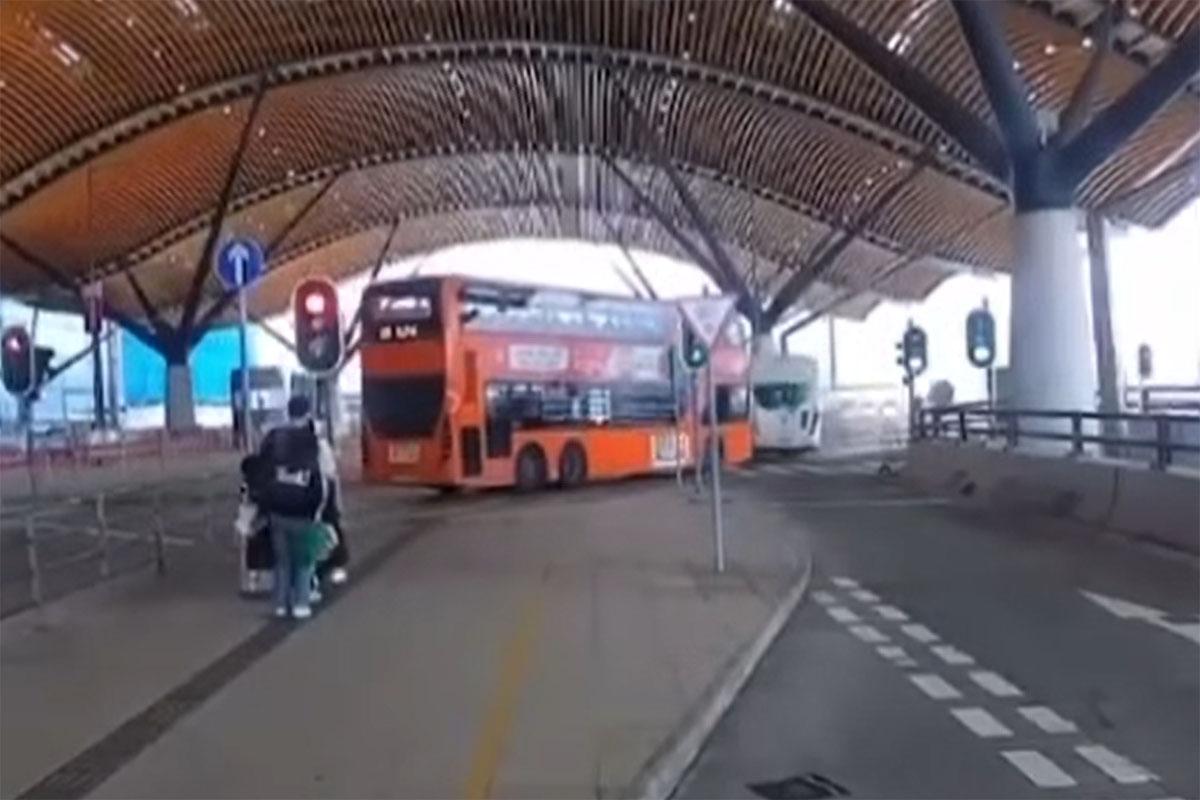 港珠澳大橋香港口岸旅檢大樓落客區有機場巴士與旅遊巴相撞,網上流傳事發一刻車Cam片段。(網上影片截圖)