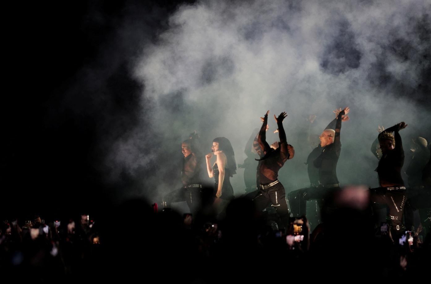 Lady Gaga上周六在巴西里約熱內盧科帕卡巴納海灘舉行她出道以來最大型演唱會,以多個破格造型,為粉絲獻上勁歌熱舞。(路透社)