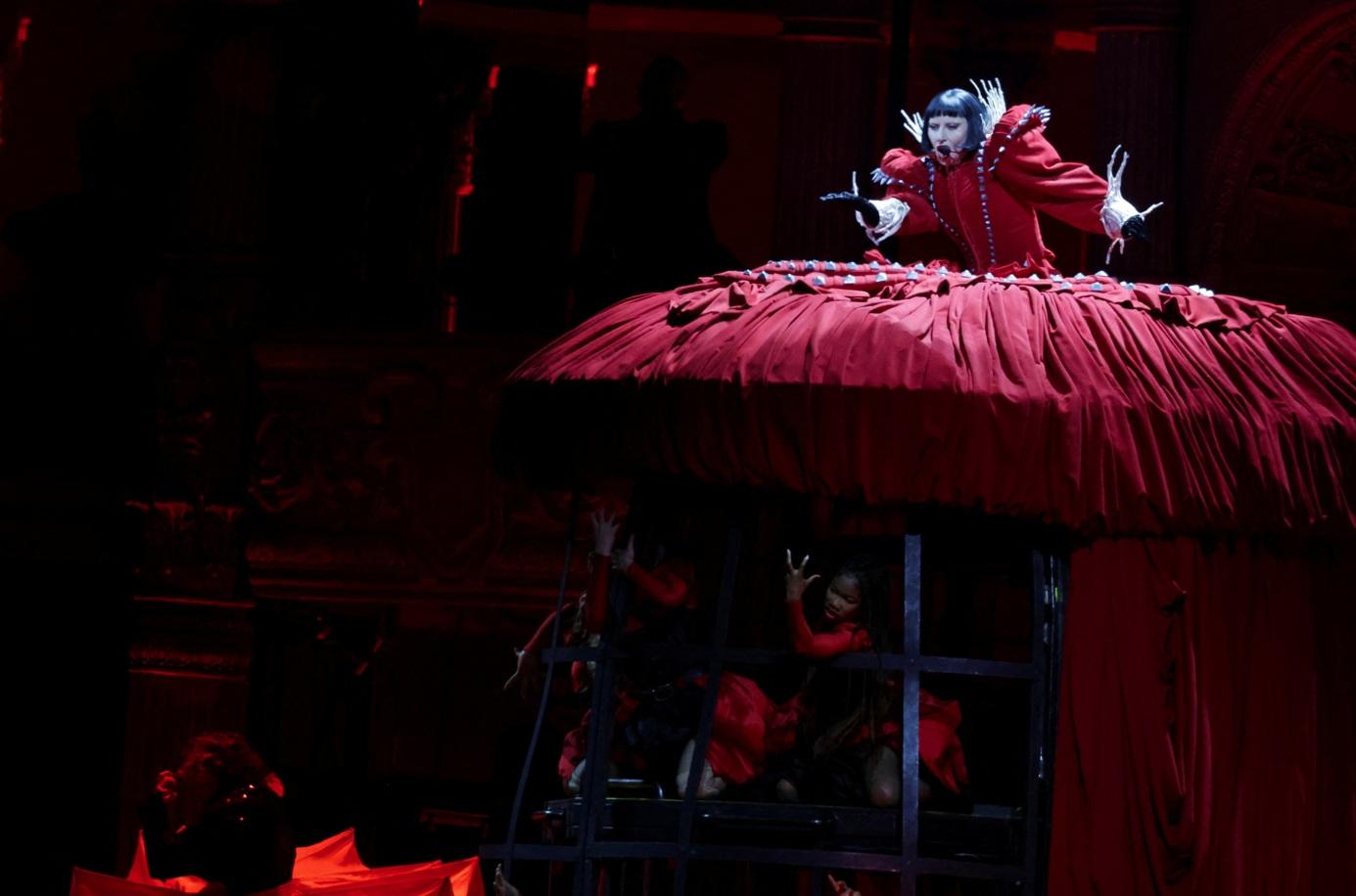 Lady Gaga上周六在巴西里約熱內盧科帕卡巴納海灘舉行她出道以來最大型演唱會,以多個破格造型,為粉絲獻上勁歌熱舞。(路透社)