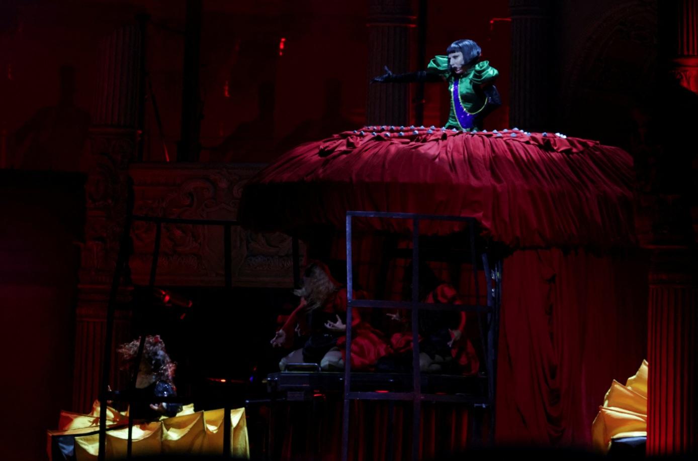 Lady Gaga上周六在巴西里約熱內盧科帕卡巴納海灘舉行她出道以來最大型演唱會,以多個破格造型,為粉絲獻上勁歌熱舞。(路透社)