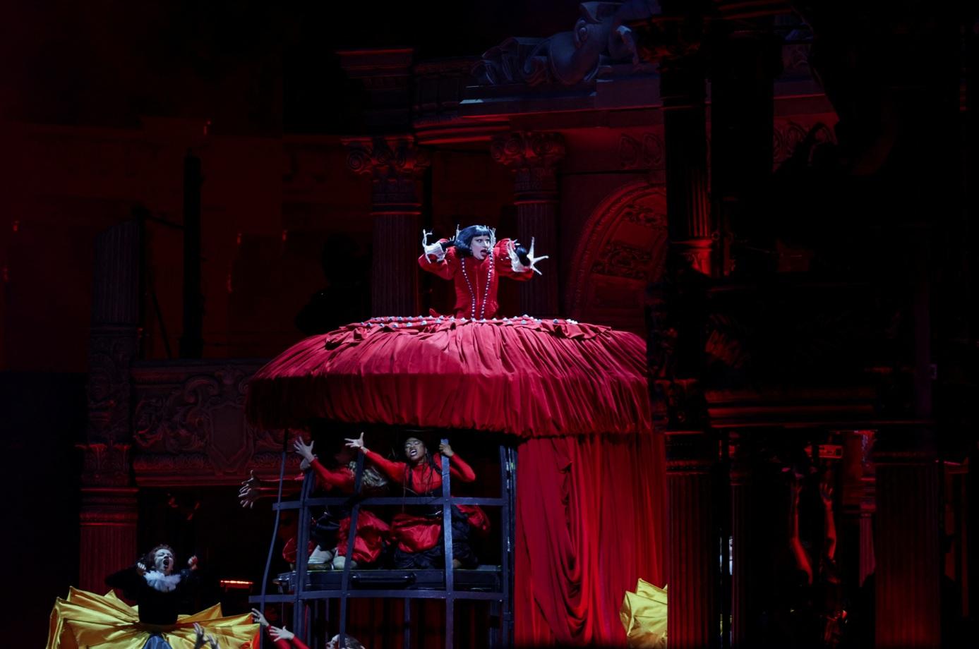 Lady Gaga上周六在巴西里約熱內盧科帕卡巴納海灘舉行她出道以來最大型演唱會,以多個破格造型,為粉絲獻上勁歌熱舞。(路透社)