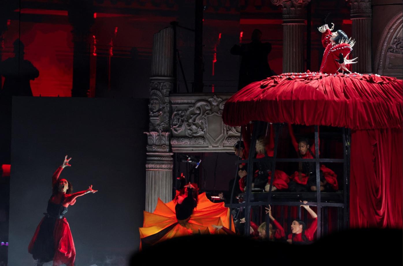 Lady Gaga上周六在巴西里約熱內盧科帕卡巴納海灘舉行她出道以來最大型演唱會,以多個破格造型,為粉絲獻上勁歌熱舞。(路透社)