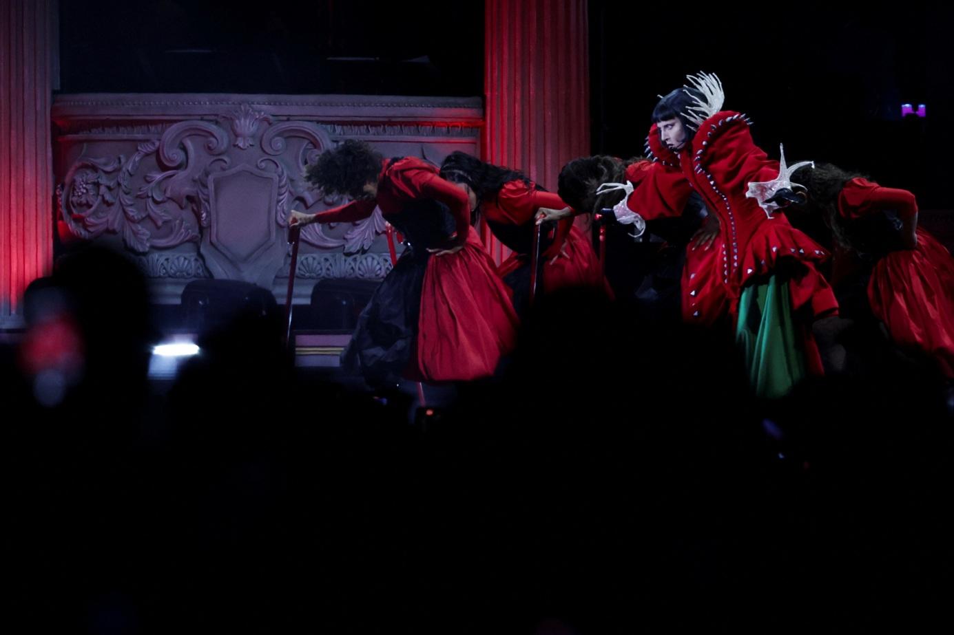 Lady Gaga上周六在巴西里約熱內盧科帕卡巴納海灘舉行她出道以來最大型演唱會,以多個破格造型,為粉絲獻上勁歌熱舞。(路透社)