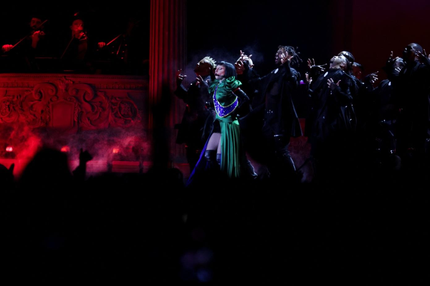 Lady Gaga上周六在巴西里約熱內盧科帕卡巴納海灘舉行她出道以來最大型演唱會,以多個破格造型,為粉絲獻上勁歌熱舞。(路透社)