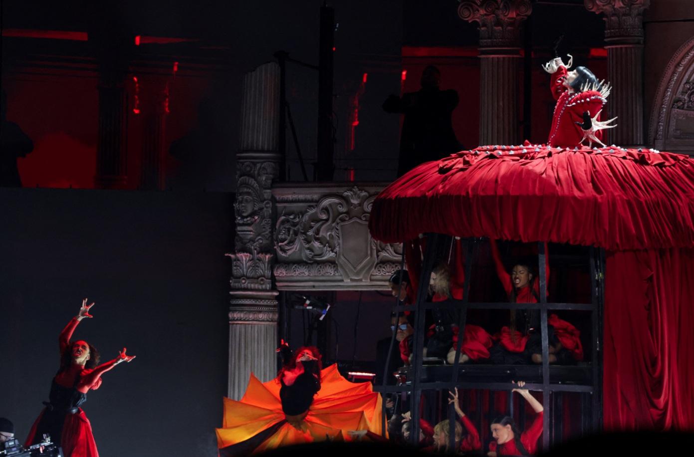 Lady Gaga上周六在巴西里約熱內盧科帕卡巴納海灘舉行她出道以來最大型演唱會,以多個破格造型,為粉絲獻上勁歌熱舞。(路透社)