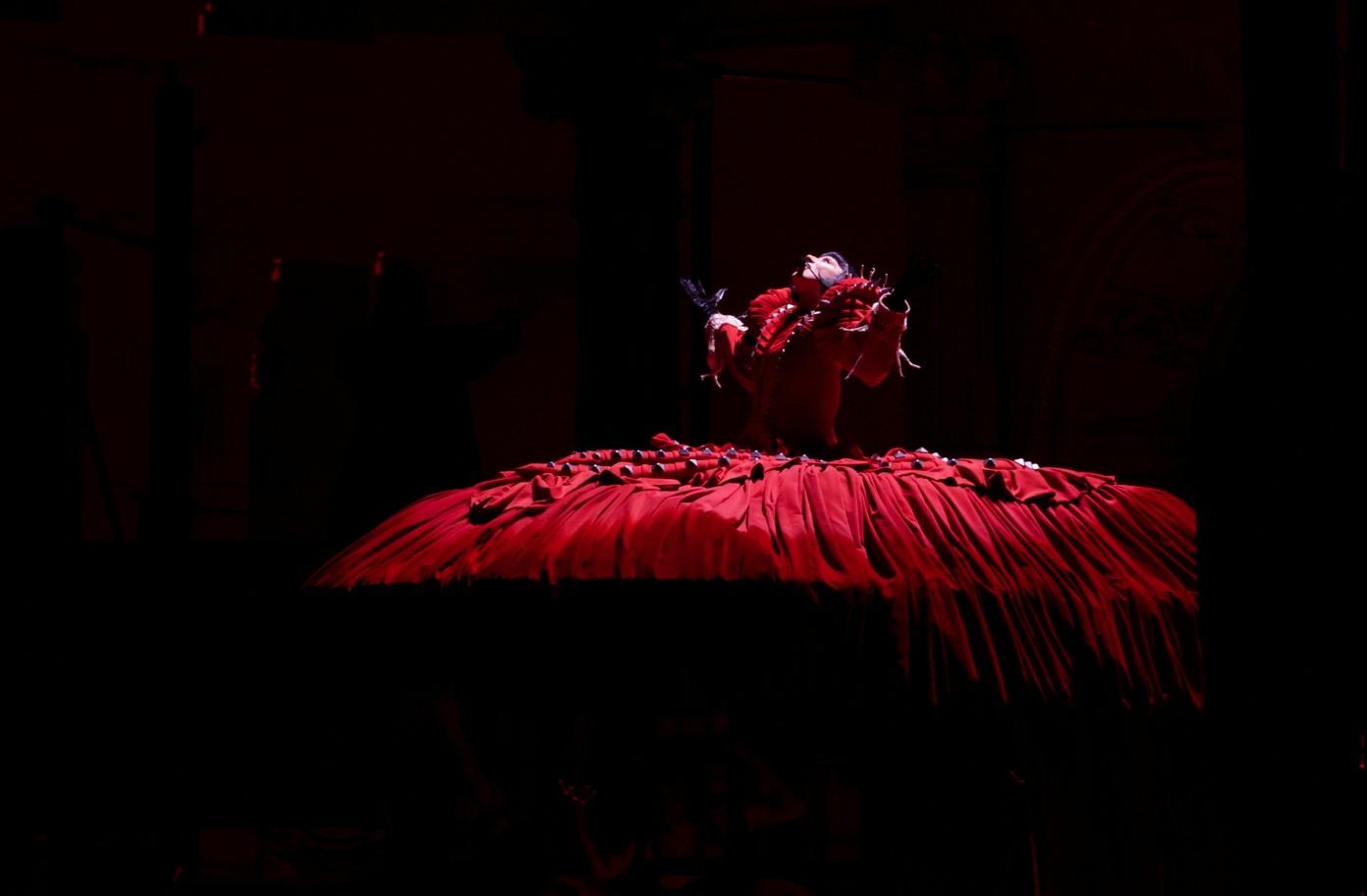 Lady Gaga上周六在巴西里約熱內盧科帕卡巴納海灘舉行她出道以來最大型演唱會,以多個破格造型,為粉絲獻上勁歌熱舞。(路透社)