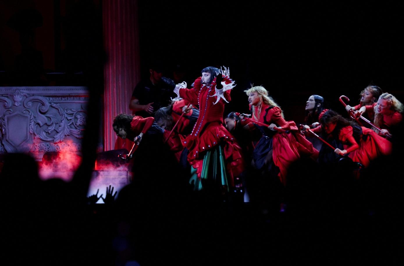 Lady Gaga上周六在巴西里約熱內盧科帕卡巴納海灘舉行她出道以來最大型演唱會,以多個破格造型,為粉絲獻上勁歌熱舞。(路透社)