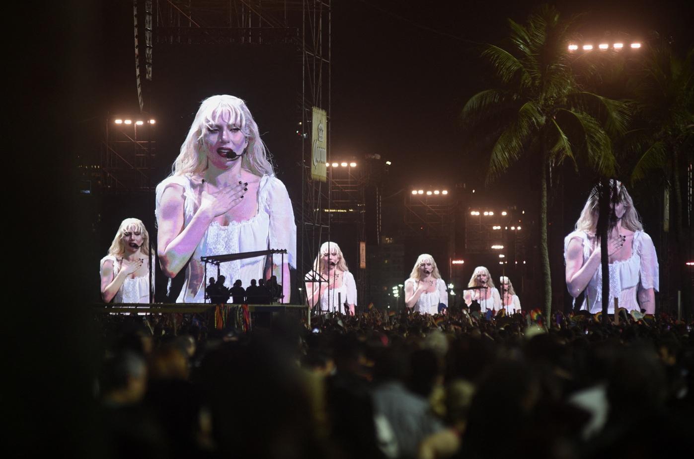 Lady Gaga上周六在巴西里約熱內盧科帕卡巴納海灘舉行她出道以來最大型演唱會,以多個破格造型亮相。(路透社)