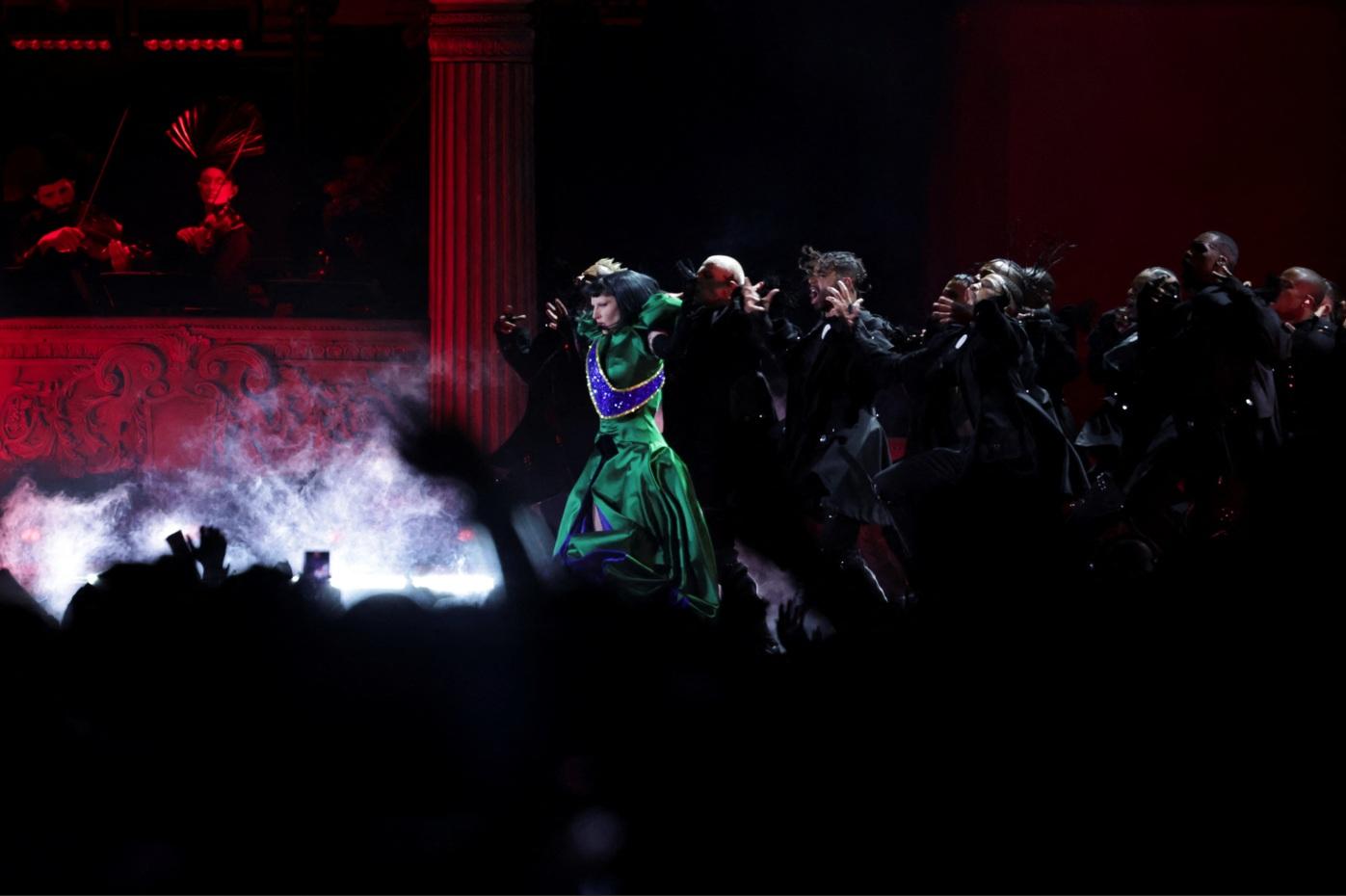 Lady Gaga上周六在巴西里約熱內盧科帕卡巴納海灘舉行她出道以來最大型演唱會,以多個破格造型,為粉絲獻上勁歌熱舞。(路透社)