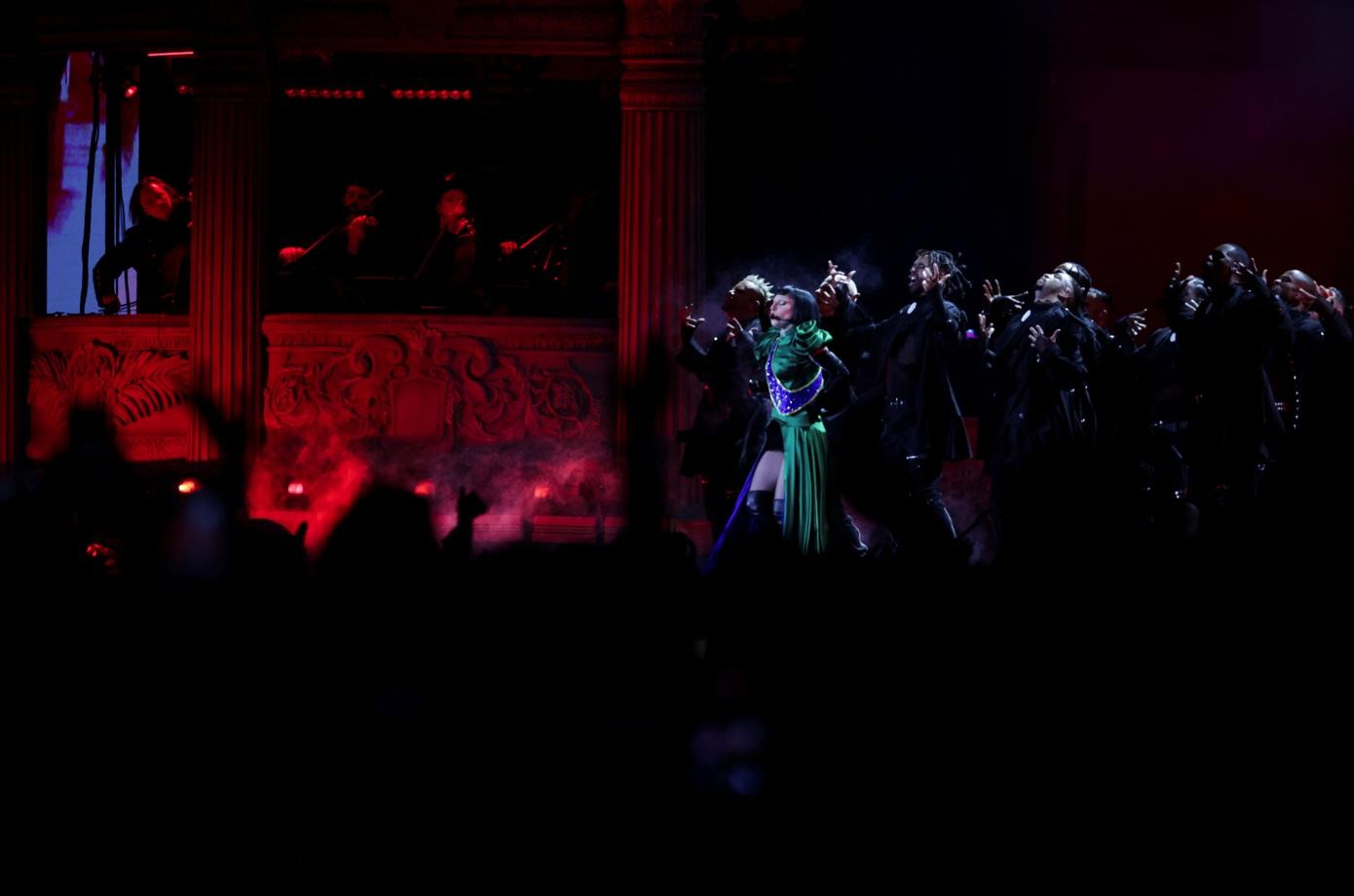 Lady Gaga上周六在巴西里約熱內盧科帕卡巴納海灘舉行她出道以來最大型演唱會,以多個破格造型,為粉絲獻上勁歌熱舞。(路透社)