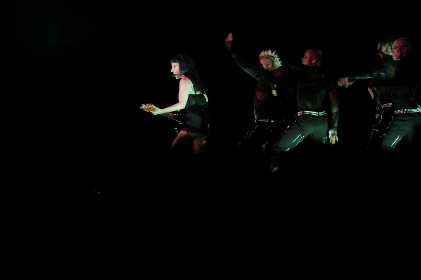 Lady Gaga上周六在巴西里約熱內盧科帕卡巴納海灘舉行她出道以來最大型演唱會,以多個破格造型,為粉絲獻上勁歌熱舞。(路透社)