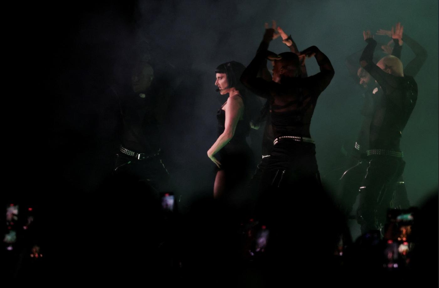 Lady Gaga上周六在巴西里約熱內盧科帕卡巴納海灘舉行她出道以來最大型演唱會,以多個破格造型,為粉絲獻上勁歌熱舞。(路透社)