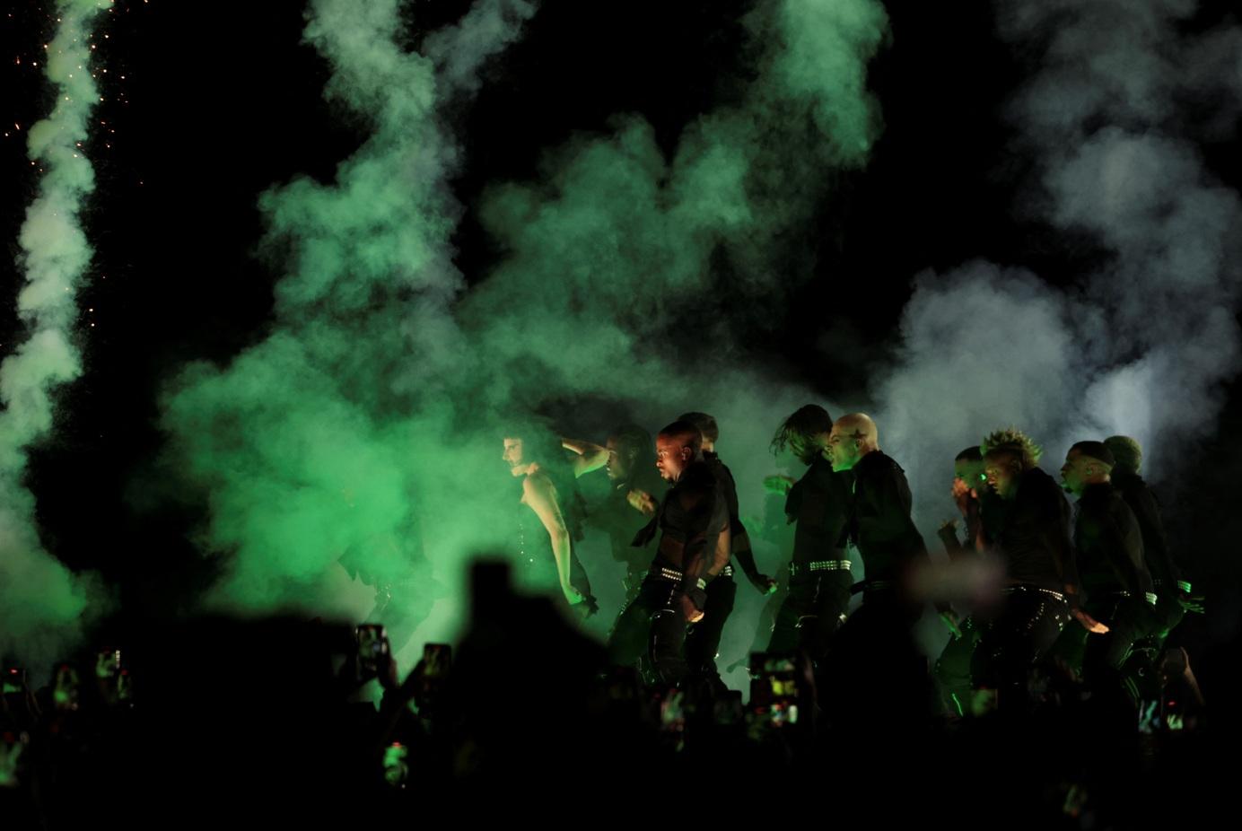 Lady Gaga上周六在巴西里約熱內盧科帕卡巴納海灘舉行她出道以來最大型演唱會,以多個破格造型,為粉絲獻上勁歌熱舞。(路透社)