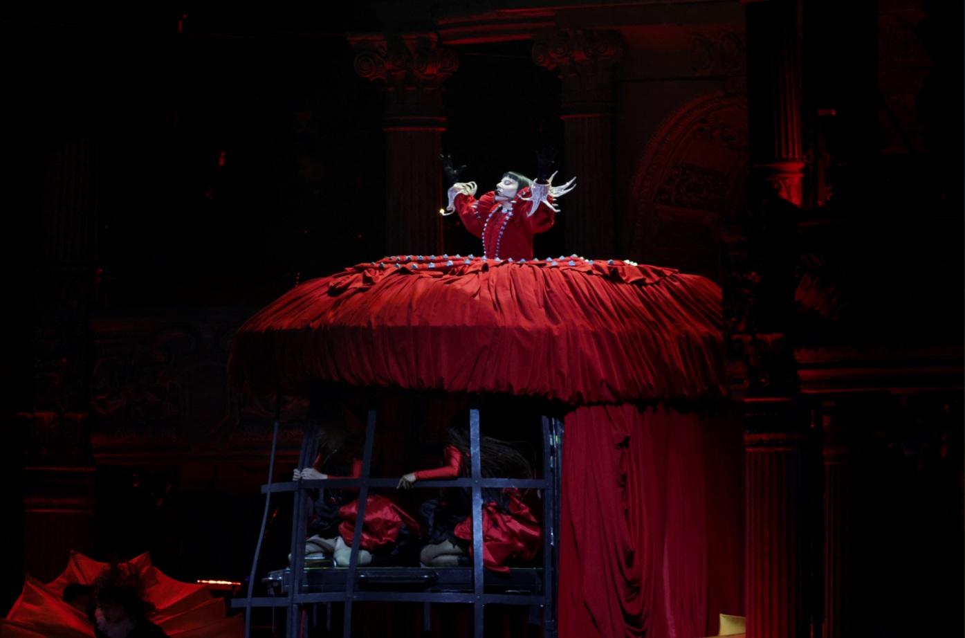 Lady Gaga上周六在巴西里約熱內盧科帕卡巴納海灘舉行她出道以來最大型演唱會,以多個破格造型,為粉絲獻上勁歌熱舞。(路透社)