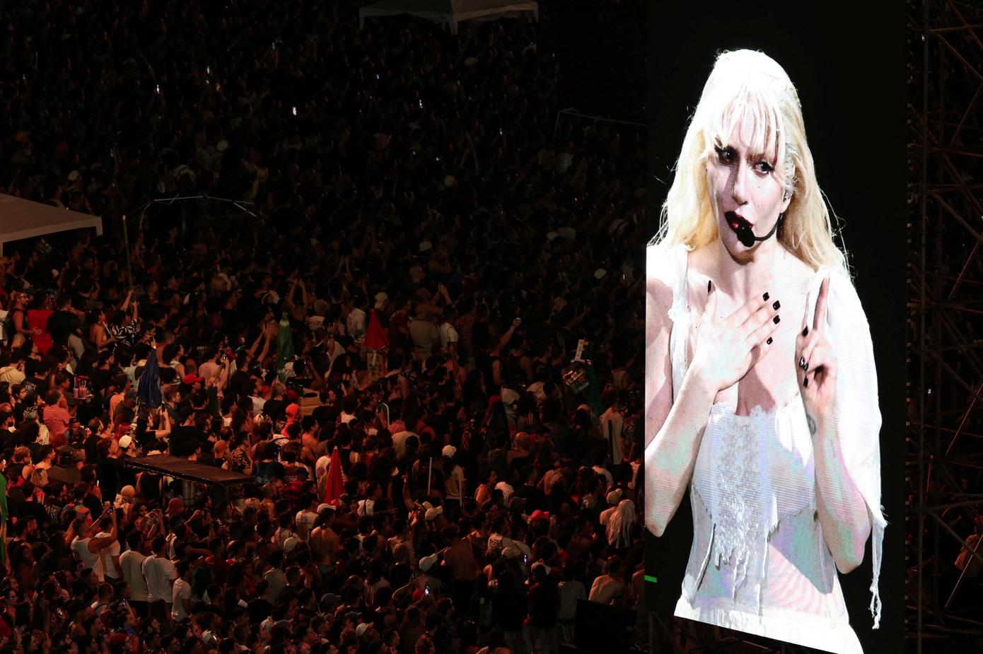 Lady Gaga上周六在巴西里約熱內盧科帕卡巴納海灘舉行她出道以來最大型演唱會,估計多達250萬粉絲到來朝聖。(路透社)