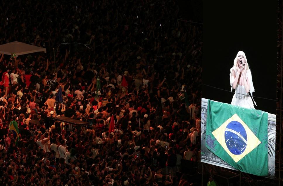 Lady Gaga上周六在巴西里約熱內盧科帕卡巴納海灘舉行她出道以來最大型演唱會,估計多達250萬粉絲到來朝聖。(路透社)