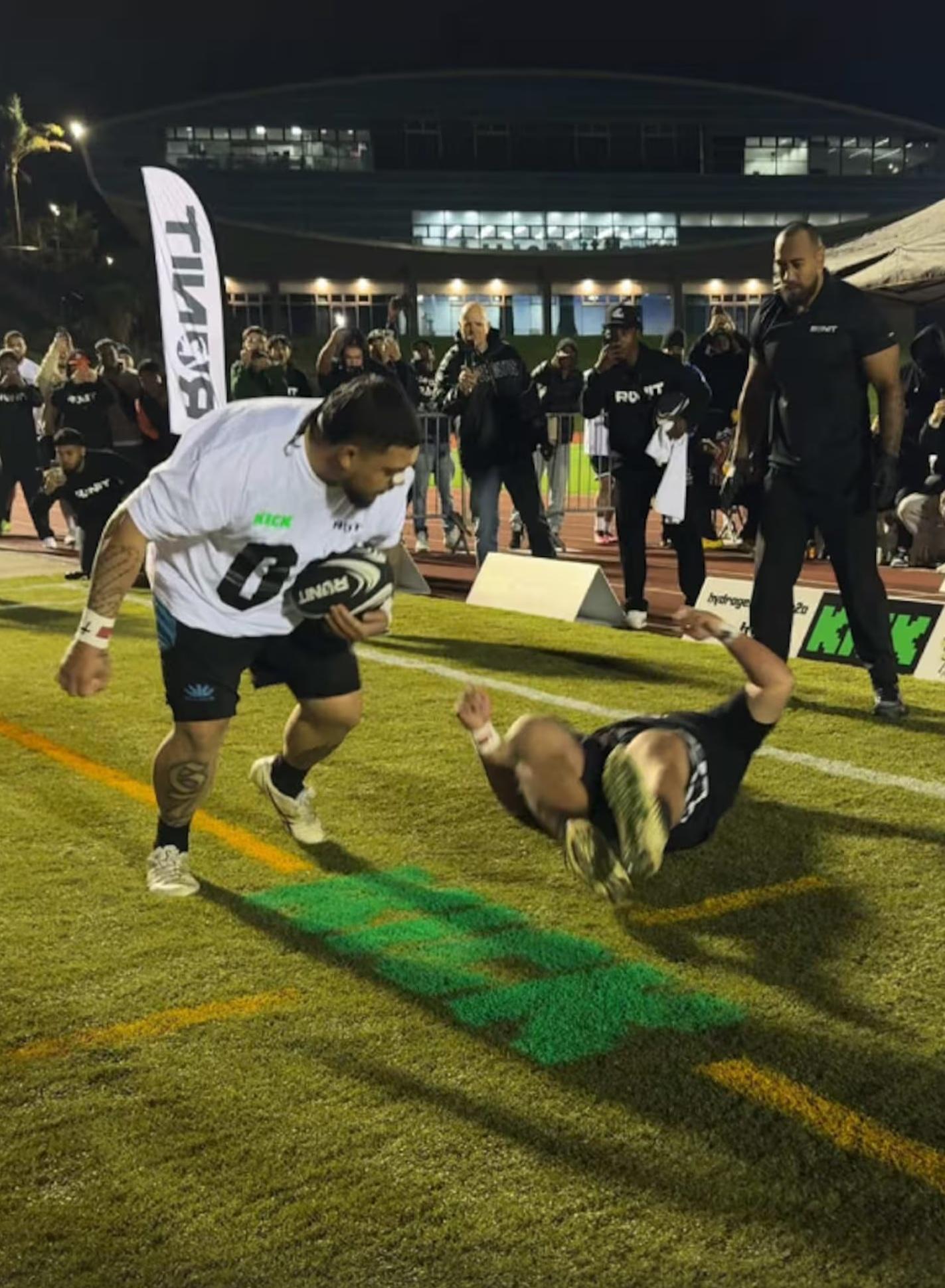 新西蘭奧克蘭上周一由體育組織主辦的「迎面撞擊挑戰」比賽,設有20萬紐元獎金,吸引不少民眾參加。(互聯網)