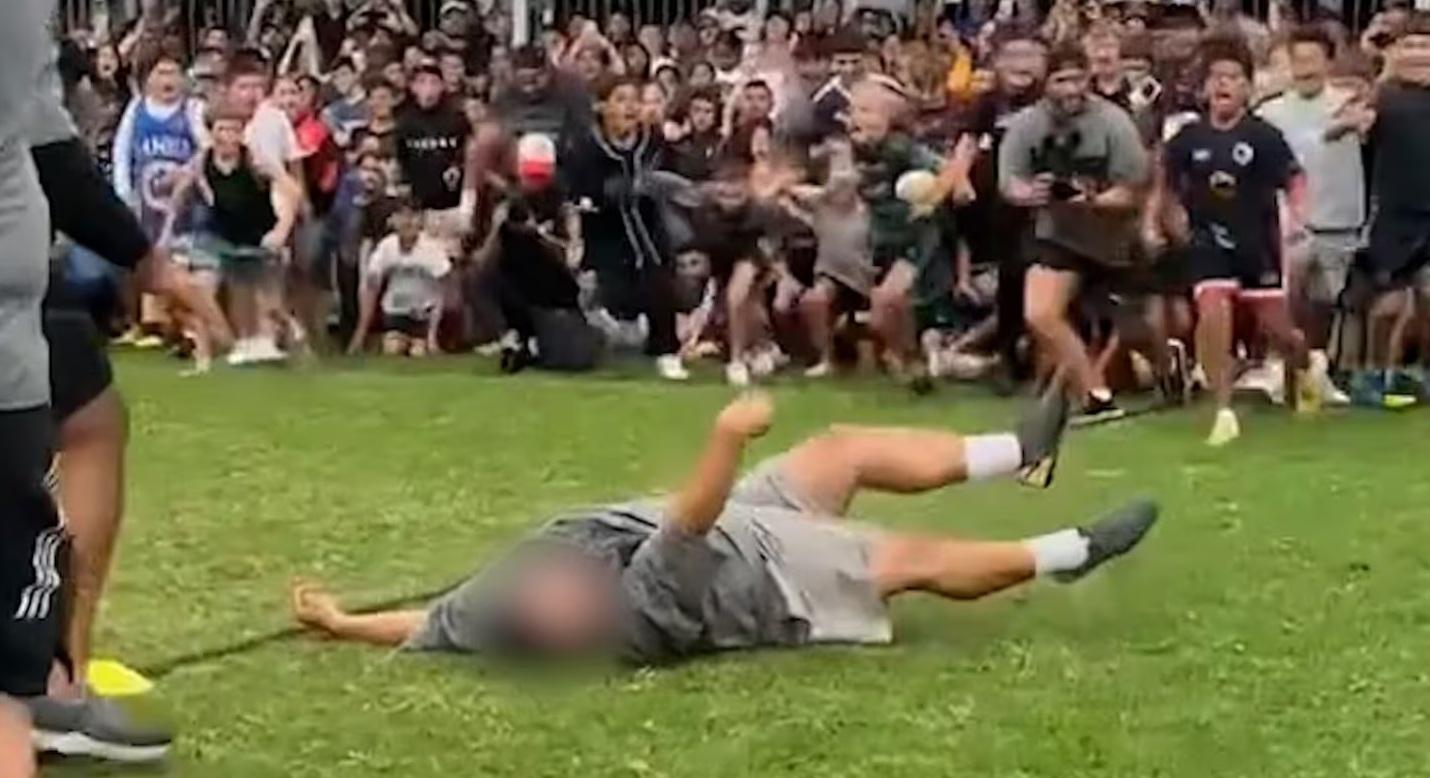 TikTok有片段可見,一名參加者被對手猛撞,倒地不起。(互聯網)