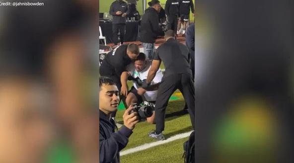 另有片段可見,一名參加者被撞後癱軟無力,須由旁人扶起。(互聯網)