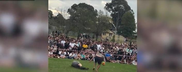 其中一人被撞後跌倒。(互聯網)