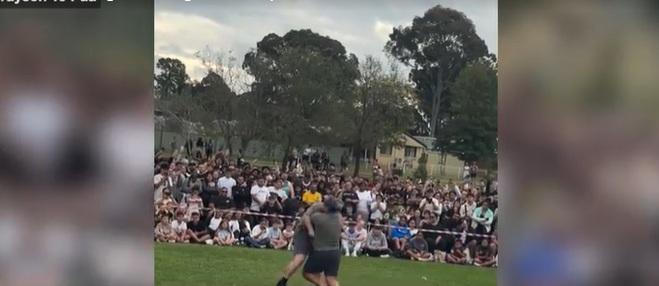 有民眾拍下另一場比賽,可見兩名男子衝前互撞。(互聯網)