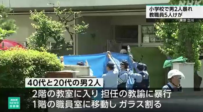 警員拉起布幕,阻擋傳媒拍攝傷者。(互聯網)