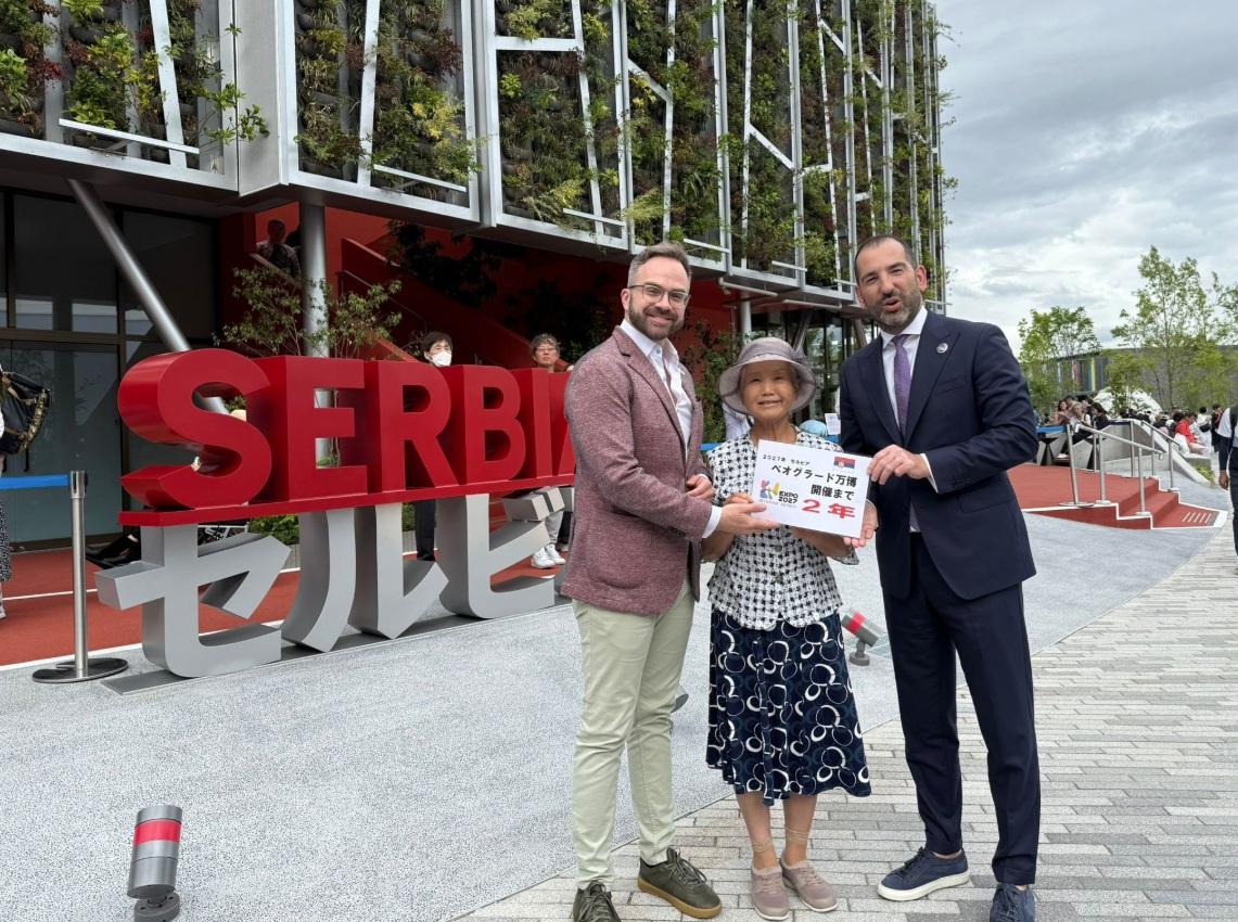 山田外美代參觀大阪世博塞爾維亞展館。(互聯網)