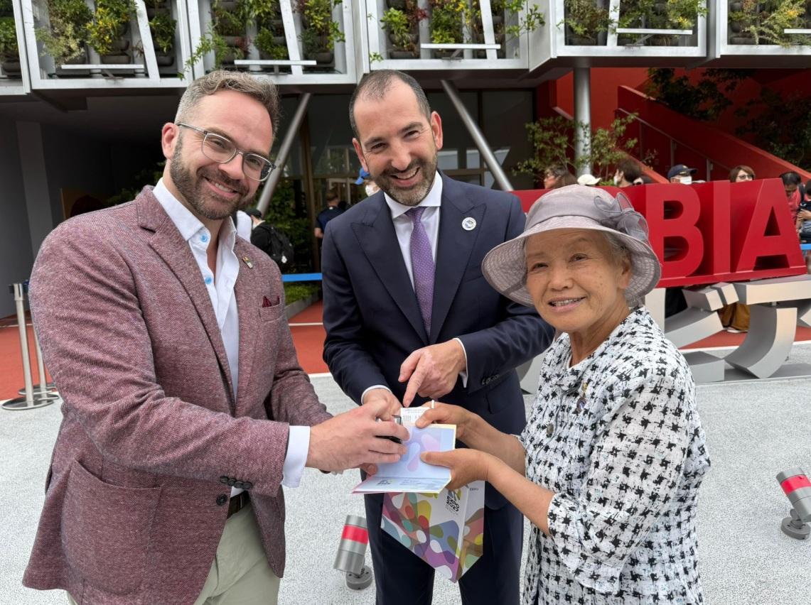 山田外美代參觀大阪世博塞爾維亞展館。(互聯網)