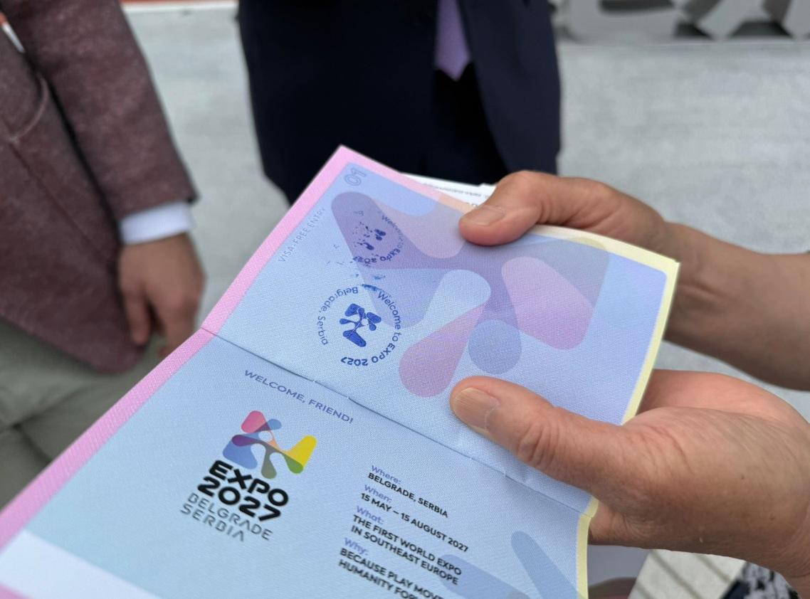 山田外美代參觀大阪世博塞爾維亞展館後蓋印。(互聯網)